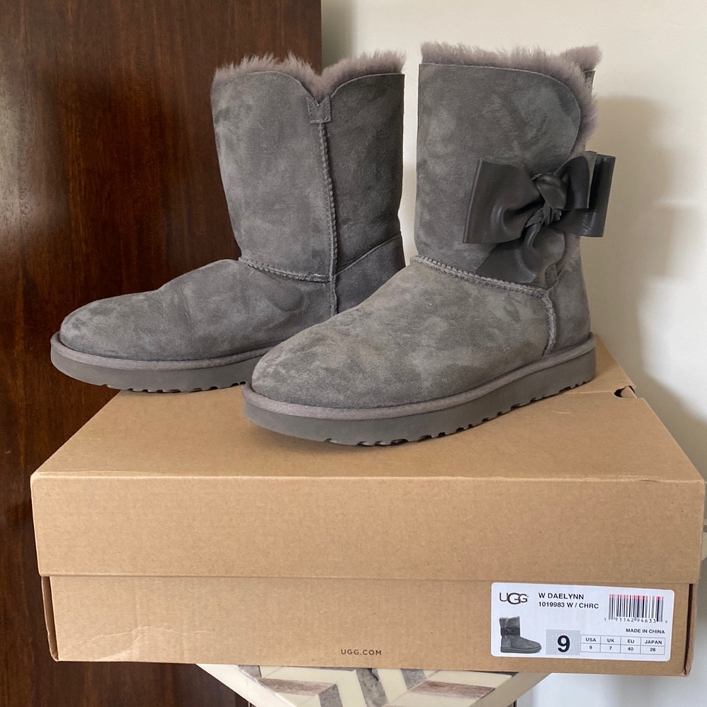 UGG Daelynn boots in grey sz 9